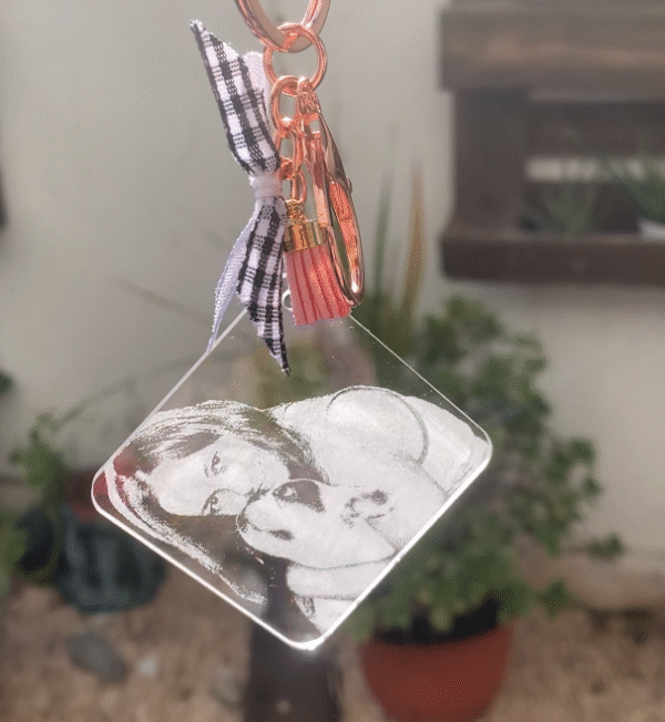 Llavero de metacrilato personalizado con fotografía grabada